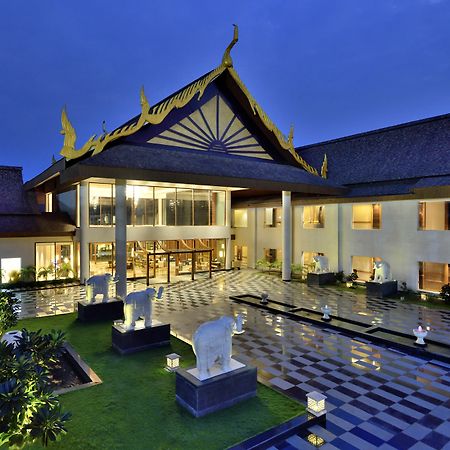 Radisson Blu Plaza Resort & Convention Centre Karjat Eksteriør bilde The Royal